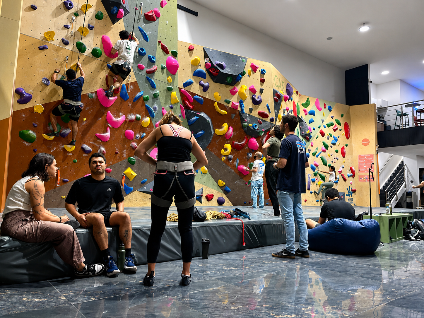 Sesión de escalada grupal en Casa Altú