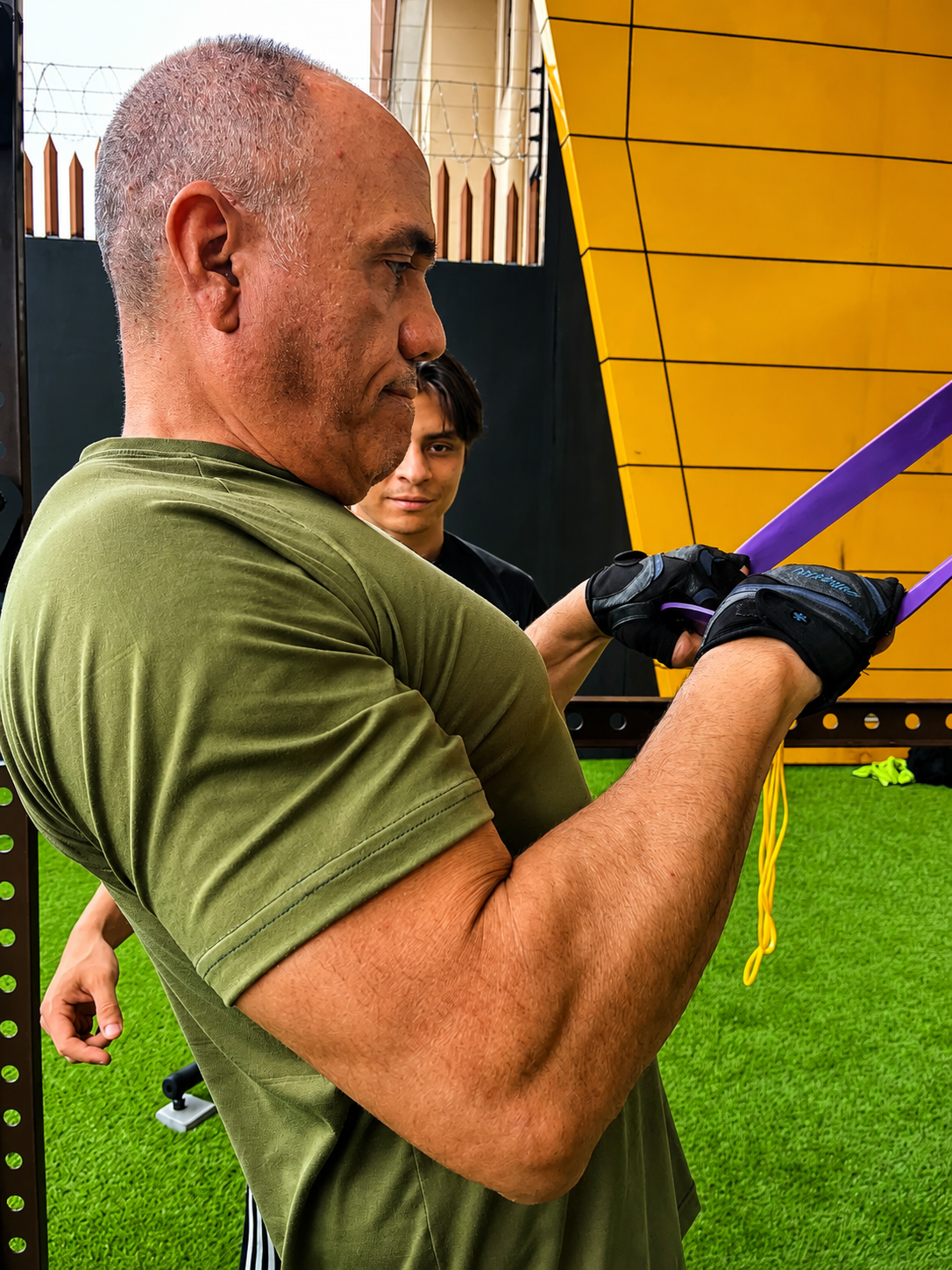 Entrenamiento de calistenia con banda elástica