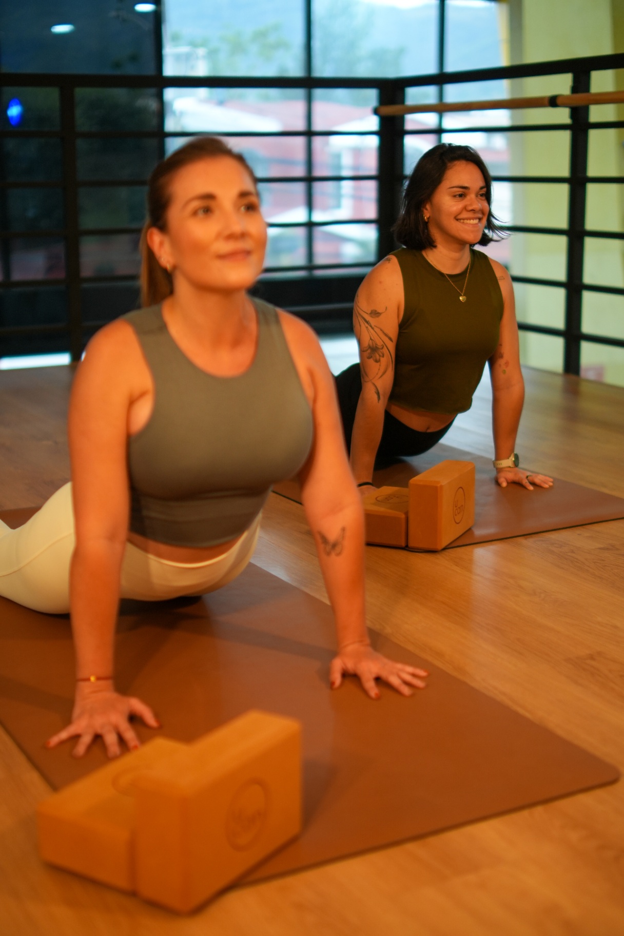 Postura de apertura en clase de yoga